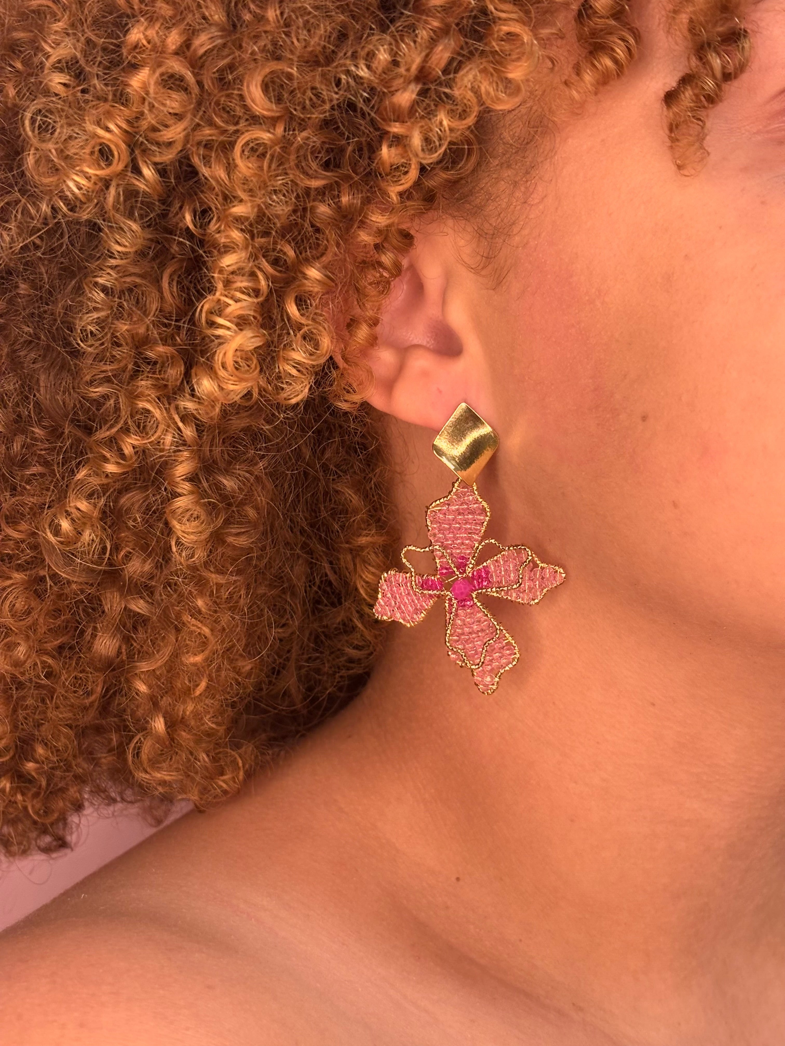 ROZE BLOEM OORBELLEN